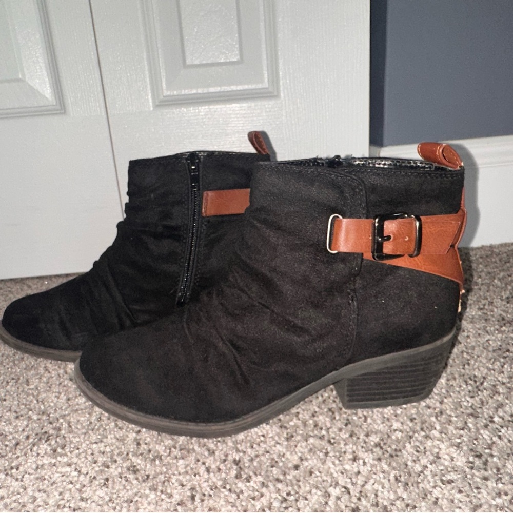 Zip up slouchy black boots